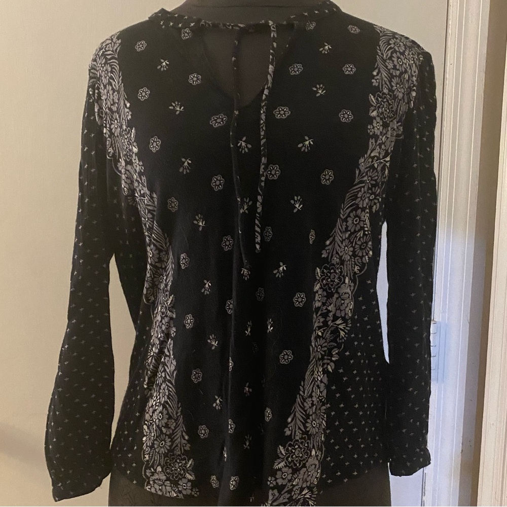 Black/Gray printed long sleeve t-shirt. Lucky Brand Size M